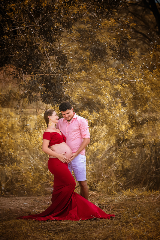 gestante junto com seu esposo em ensaio fotográfico gestacional externo-mangaratiba-rj