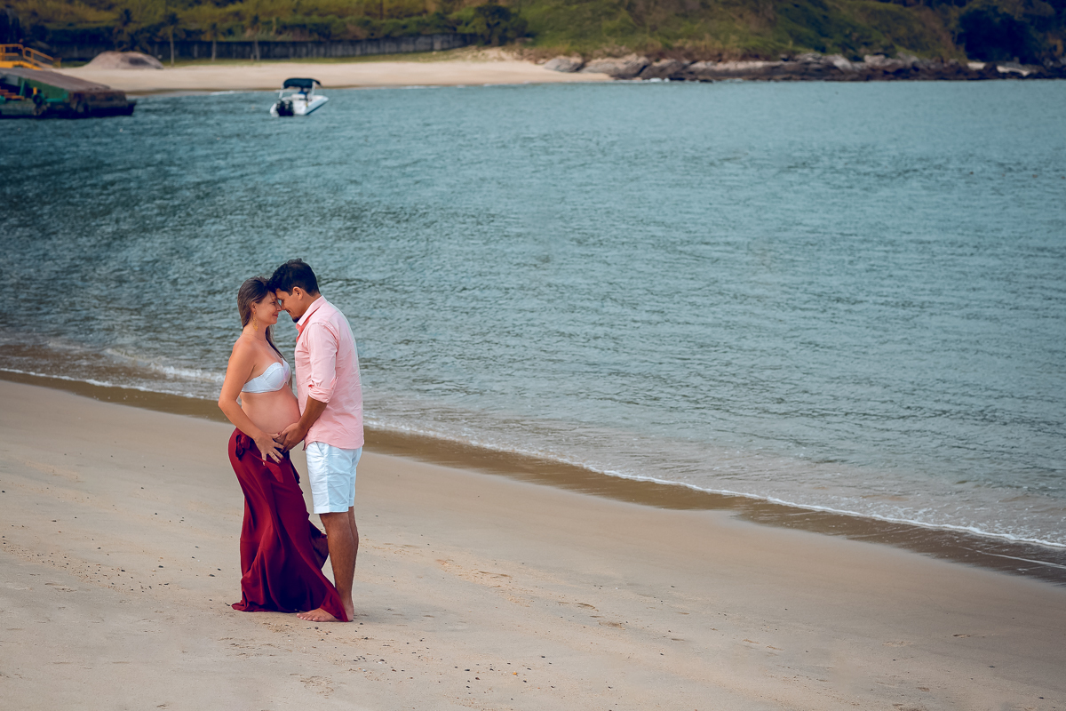 momento romântico em praia reserva do sahy-ensaio gestante-rj-mangaratiba