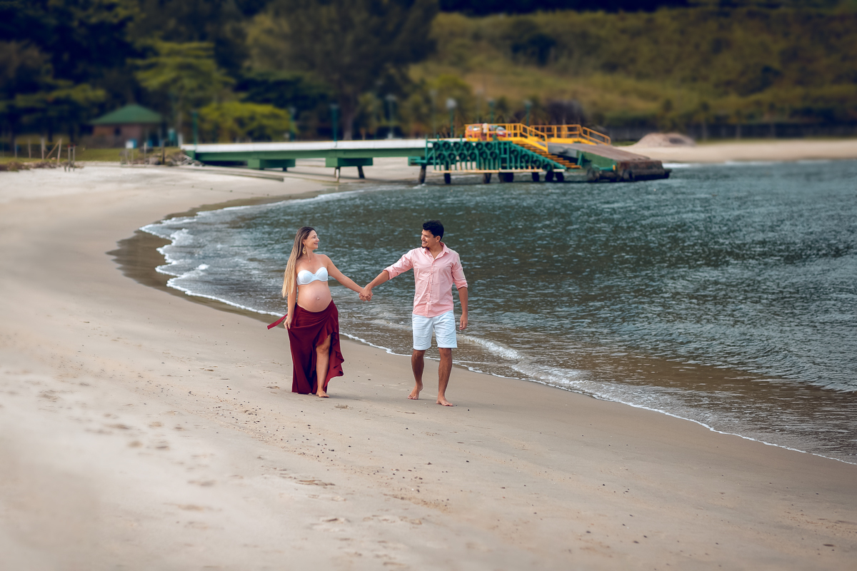 gestante caminhando em areia reserva do sahy em seu ensaio fotografico-mangaratiba-rj