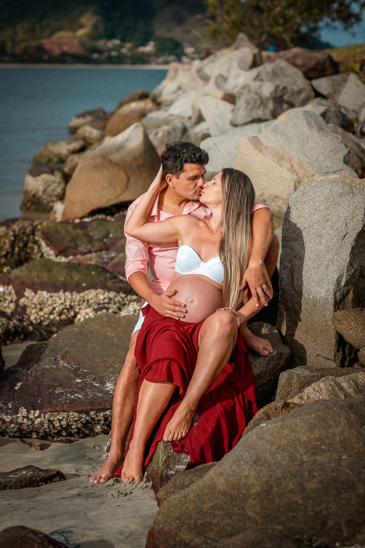 esposo junto no ensaio de gestante externo em praia do sahy-mangaratiba-rj