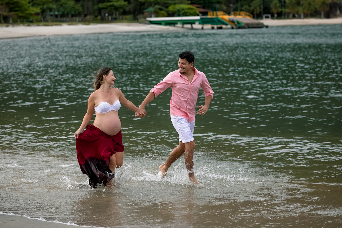 corridinha na beira da praia em ensaio gestacional-mangaratida-sahy-rj