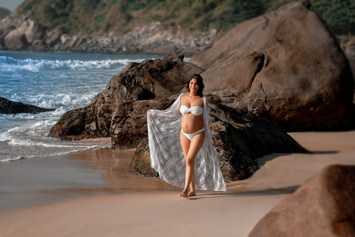 gestante caminhando em praia do rj em ensaio fotográfico