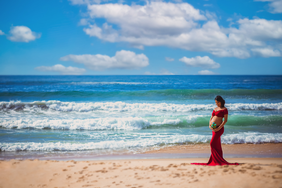 gestante fazendo pose em seu ensaio gestacional-praias