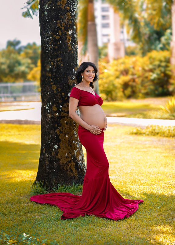gestante segurando a barriga e fazendo poses em ensaio externo-rj
