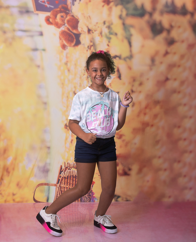 dancinha tik tok em ensaio temático em estúdio