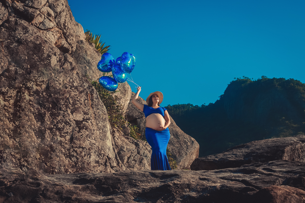 gestante segurando balões-a espera-ensaio fotográficos externos-praias-gravidez-rj
