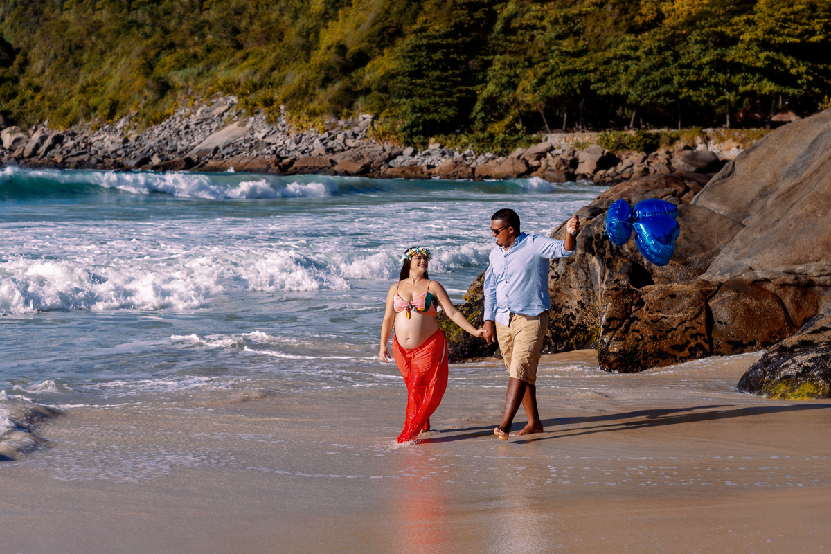 gestante caminhado na praia com seu esposo em ensaio fotográfico-grávida-rj-praias