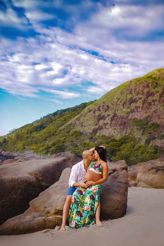 gestante recebe beijo de seu esposo em seu ensaio fotográfico externo-rj