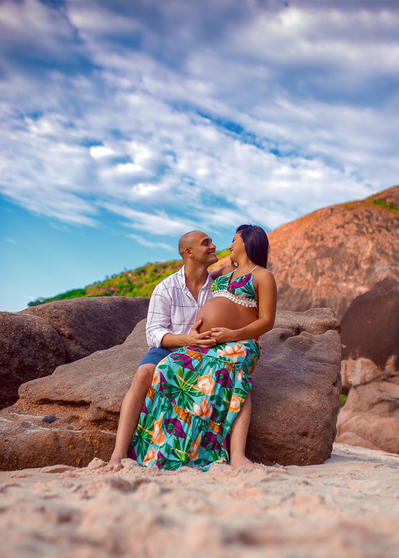 esposo segurando barriga da gestante em ensaio fotográfico extremo-rj