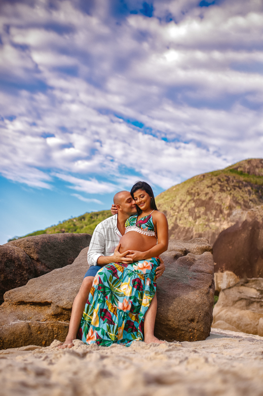 ensaio fotográfico de gestante externo na praia-prainha-rj