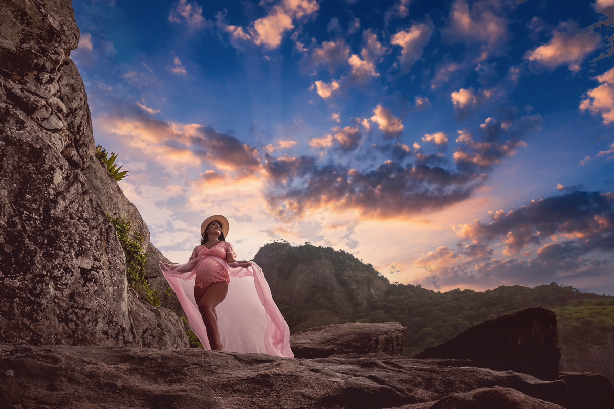 gestante em cima da pedra em praia no seu ensaio fotográfico-rj