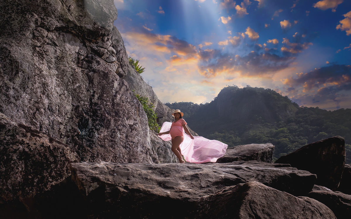 gestante em cima da pedra com vestido voando-prais-rj