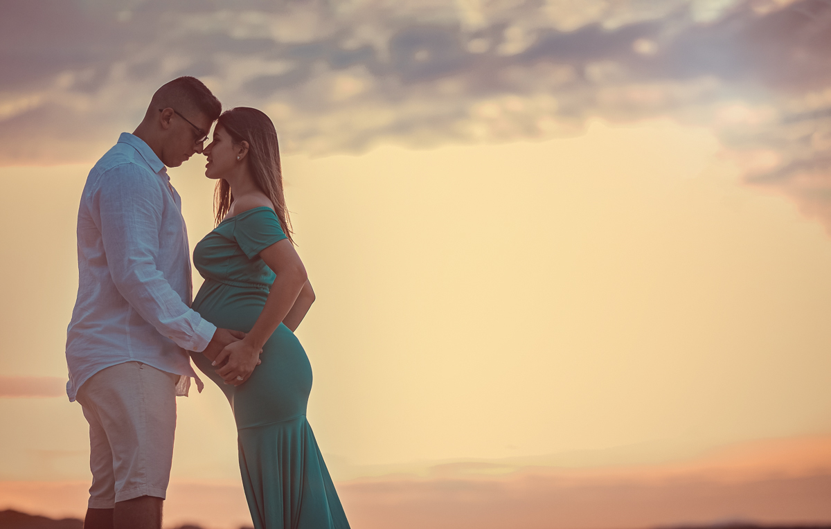 gestante posando junto com esposo-ensaio fotográfico na praia-prainha-rj