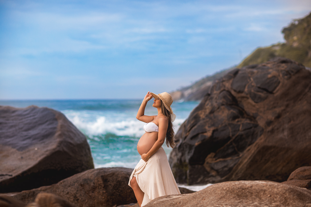 gestante posando em seu ensaio fotográfico gestacional-praia do rj-prainha