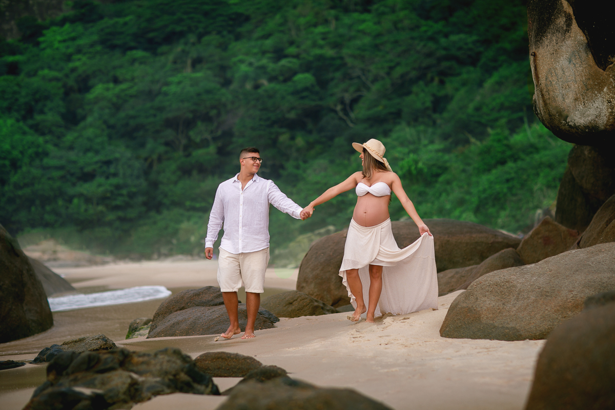 esposo andando de mãos-caminhando junto com a gestante-ensaio externo fotográfico-praias