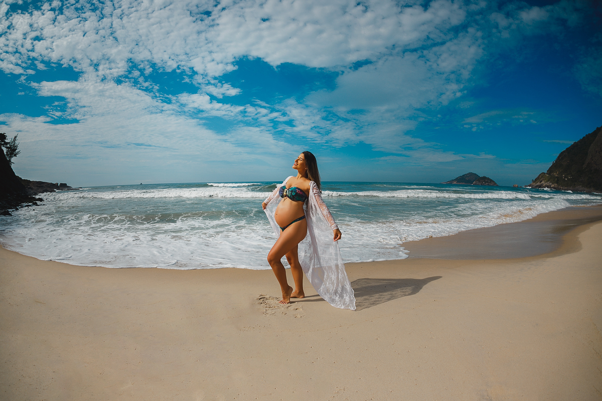 gestante fazendo pose ao fundo mar-book fotográfico gestacional