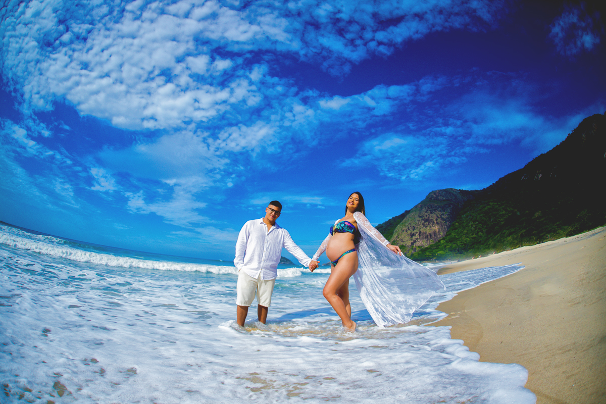 gestante no mar posando em seu ensaio externo-rj