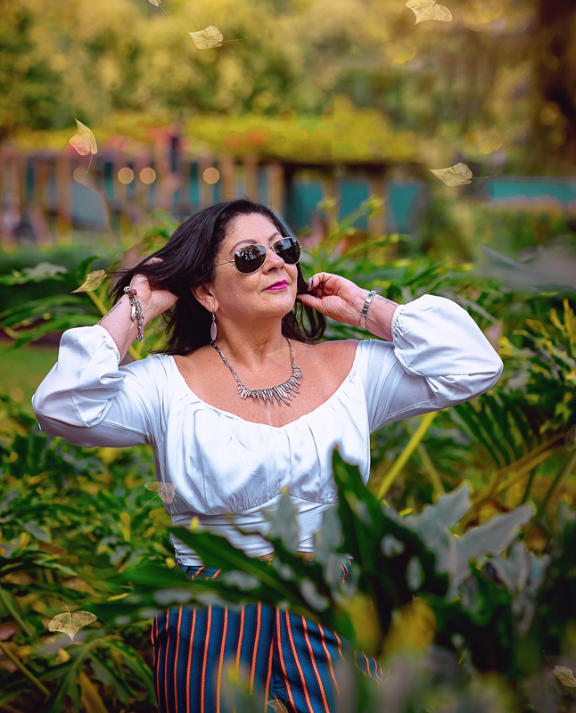 fotografia book externo-3ª idade-imponderada-mulher de 60 anos