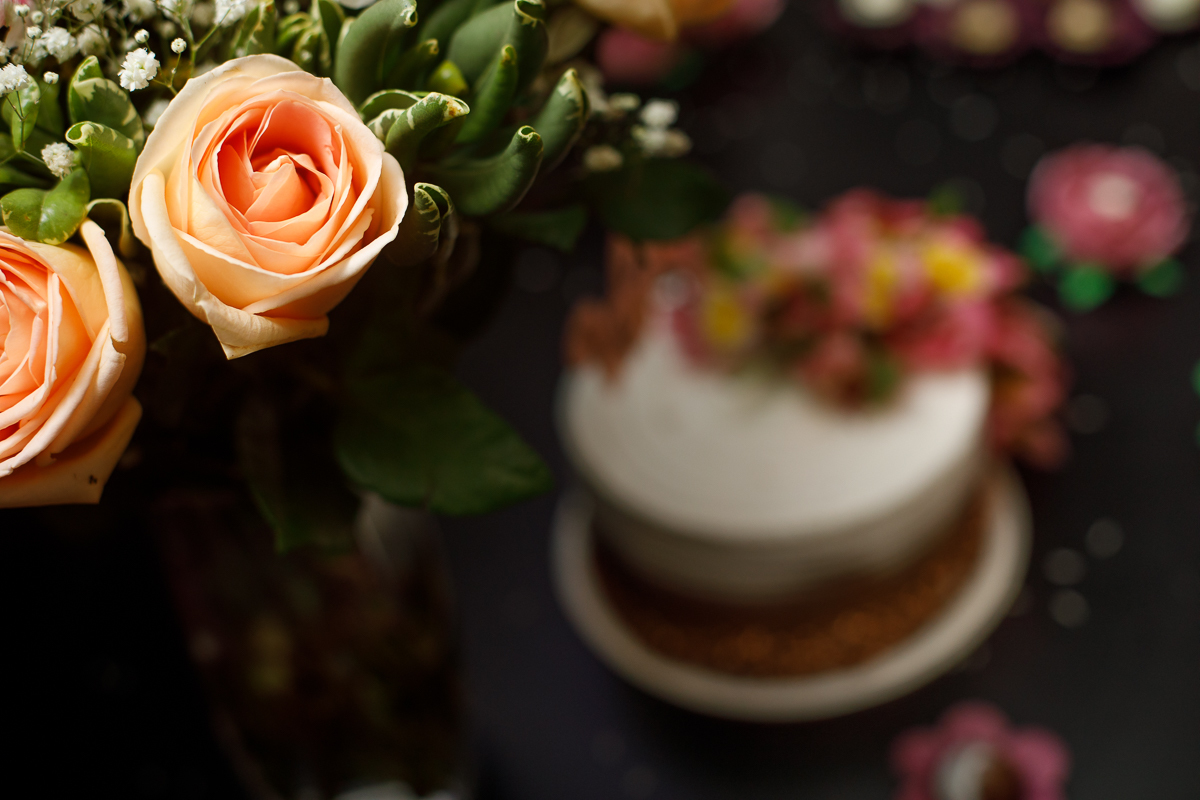 detalhes mesa -flores-rústico em casamento intimista-Mocellin RJ-Ilha do Governaodr/RJ