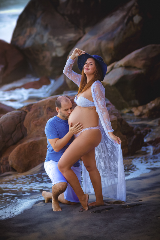 beijinho na barriga em pose ensaio fotográfico de gestante em praia rj