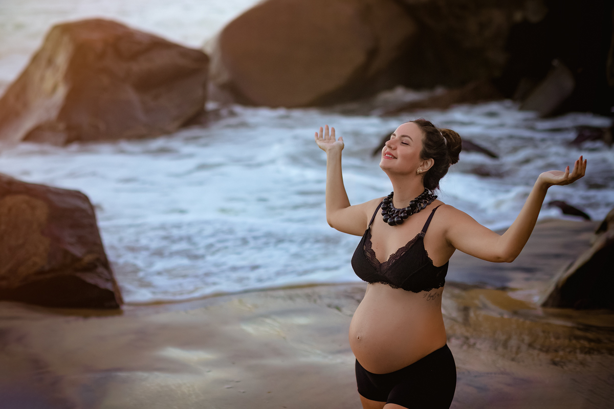 fotografia-book de gestante ao fundo pedras-praia-rj