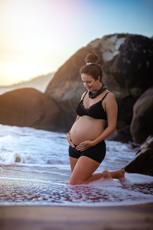 book fotográfico de gestante externo-ao  fundo pedras-praias rj