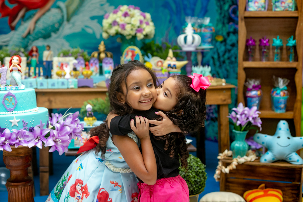 CT SUPER INFANTIL-festa mariana-tema pequena sereia-abraçando amiguinha para foto