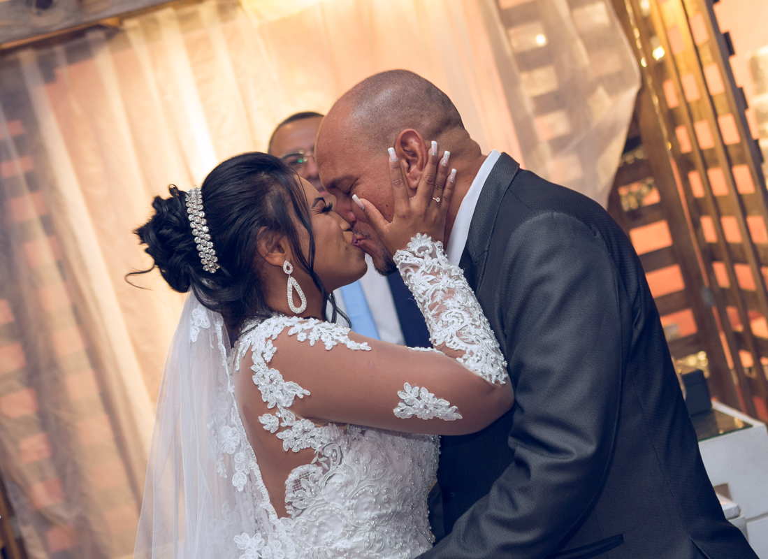 em fim casados-beijos noivos-cerimônia-Cerimônia e Recepção: Mont Sonhos Festas e Eventos