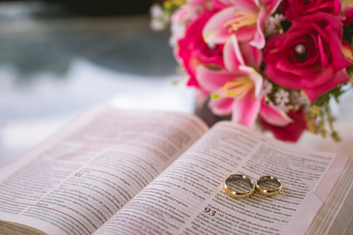 alianças na bíblia-em fotografia de casamento-mont sonhos festas e eventos-rj