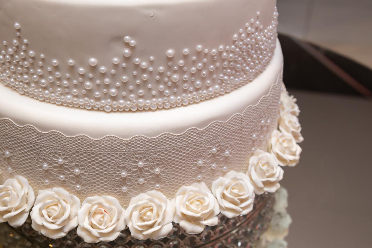 detalhe flores- bolo branco- casamento-tradicional-Mont Sonhos Festas e Eventos 