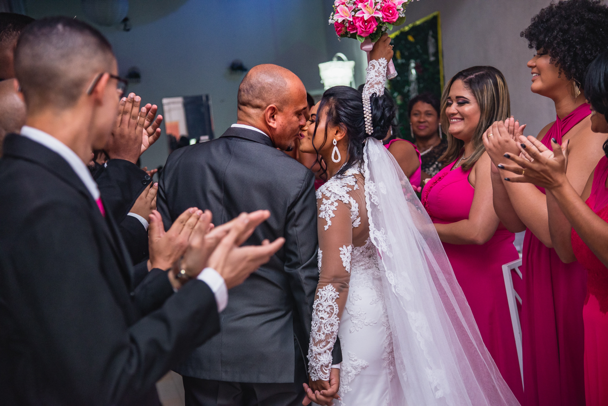 beijo noivos-cerimônia-casamento