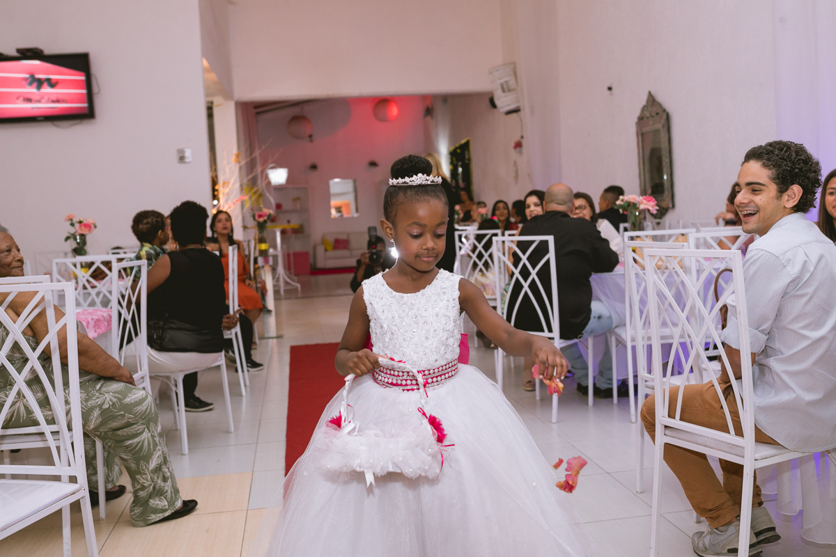 daminha caminhando-pétalas Cerimônia e Recepção: Mont Sonhos Festas e Eventos