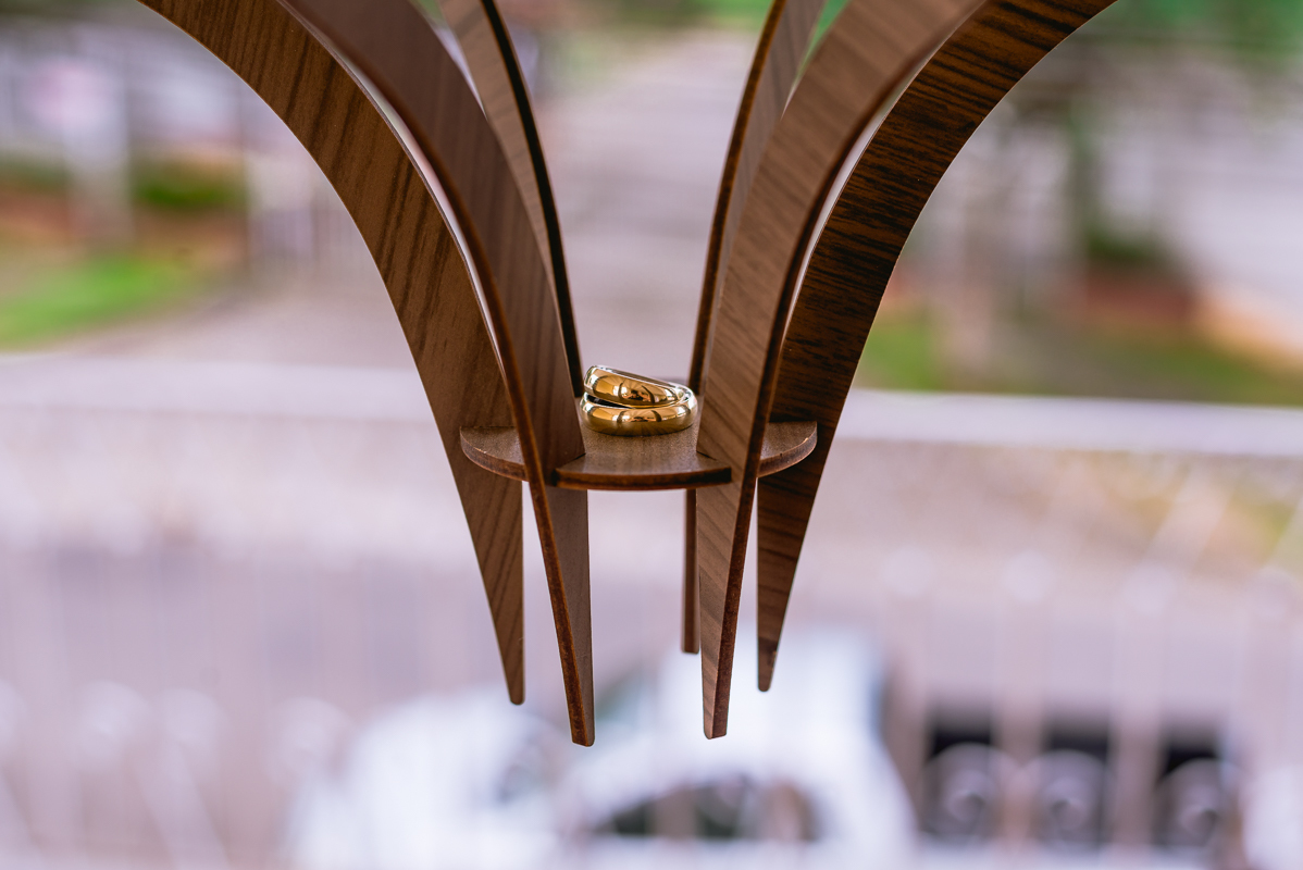 detalhes alianças em lustre-making-Of casamento- Mont sonhos festas e eventos-campo grande rj