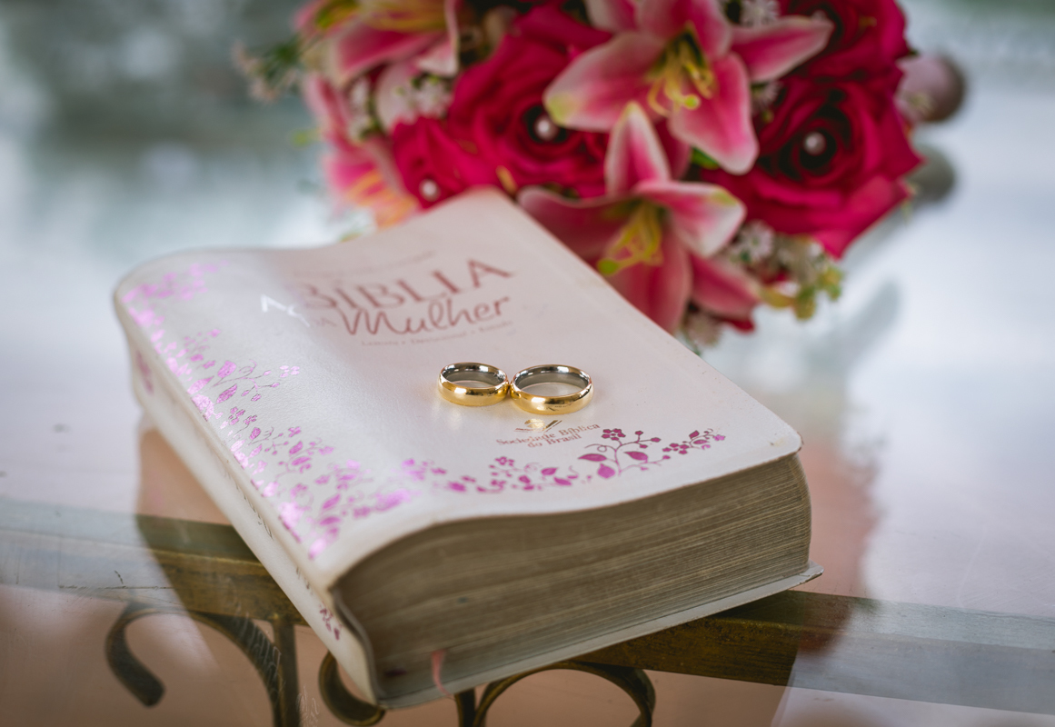 alianças em cima da bíblia em casamento Karina e Jorge-Mont Sonhos Festas e Eventos-fotógrafo de eventos-casamentos