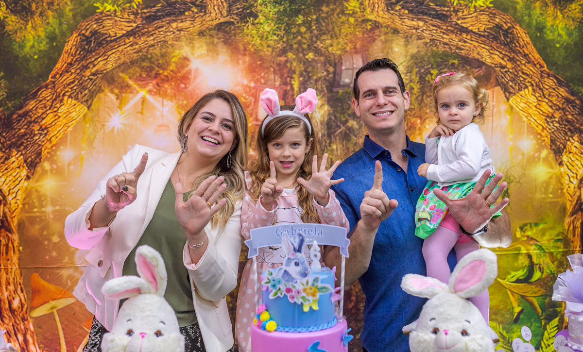 fotografia de família em casa de festas castelo da magia-rj-festa de 6 anos tema-coelhinhos na floresta rj-freguesia-castelo da magia-rj