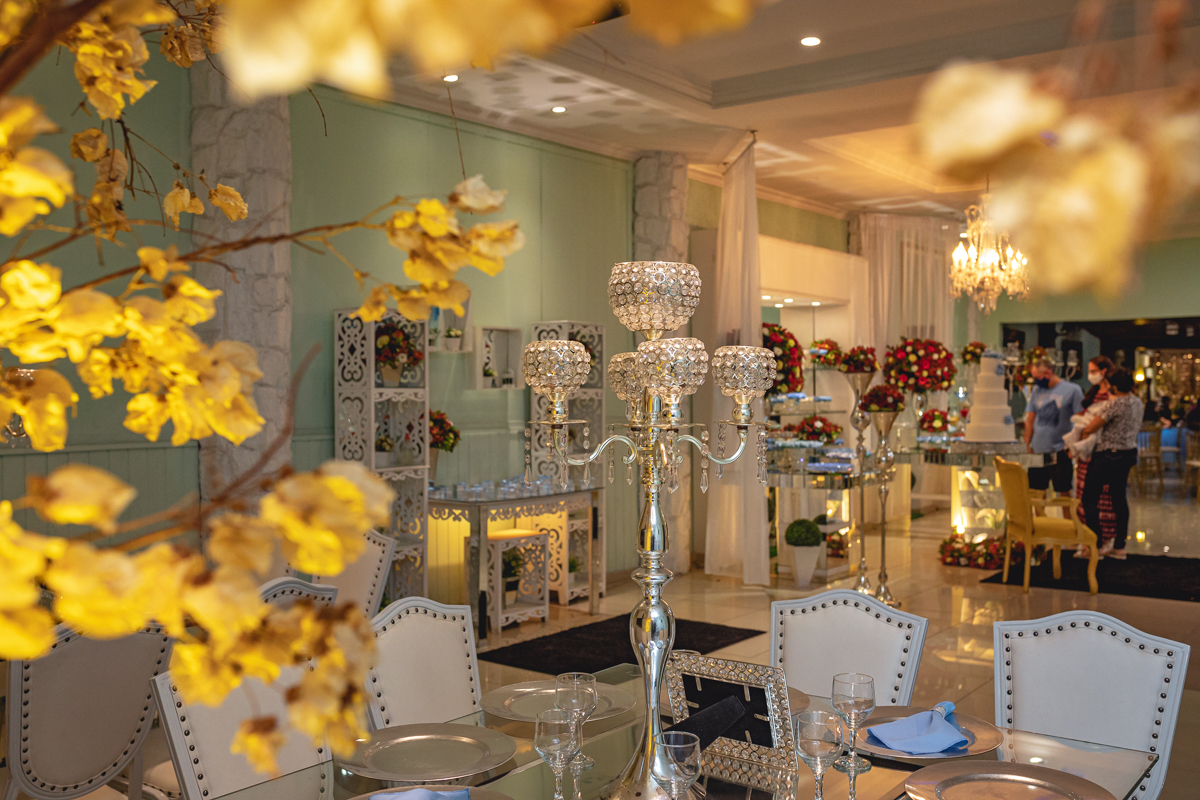 esta debutante-Gabriela Julião-casa de festa Paris-Padre Miguel-rj-decoração salão-cadeiras-lustres