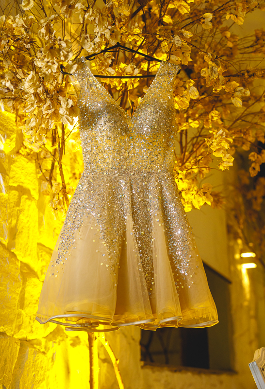 vestido dourado pendurado-makinf of-casa paris festas-rua murundu-padre Miguel