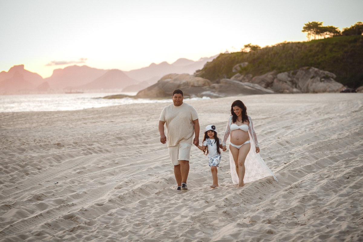 ensaio junto com família da gestante caminhando na praia-Camboinha-rj