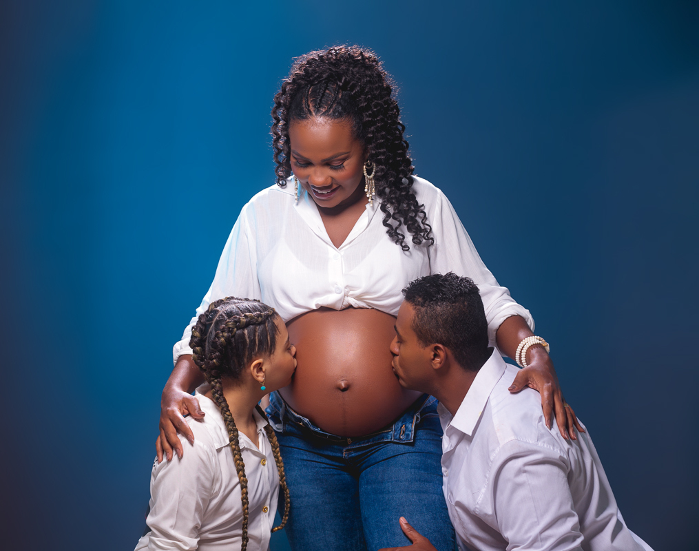 ensaio em estudio de gestante-familia-