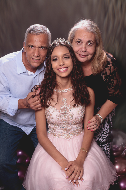 ensaio fotográfico debutante Camila Knupp em estúdio com sua família