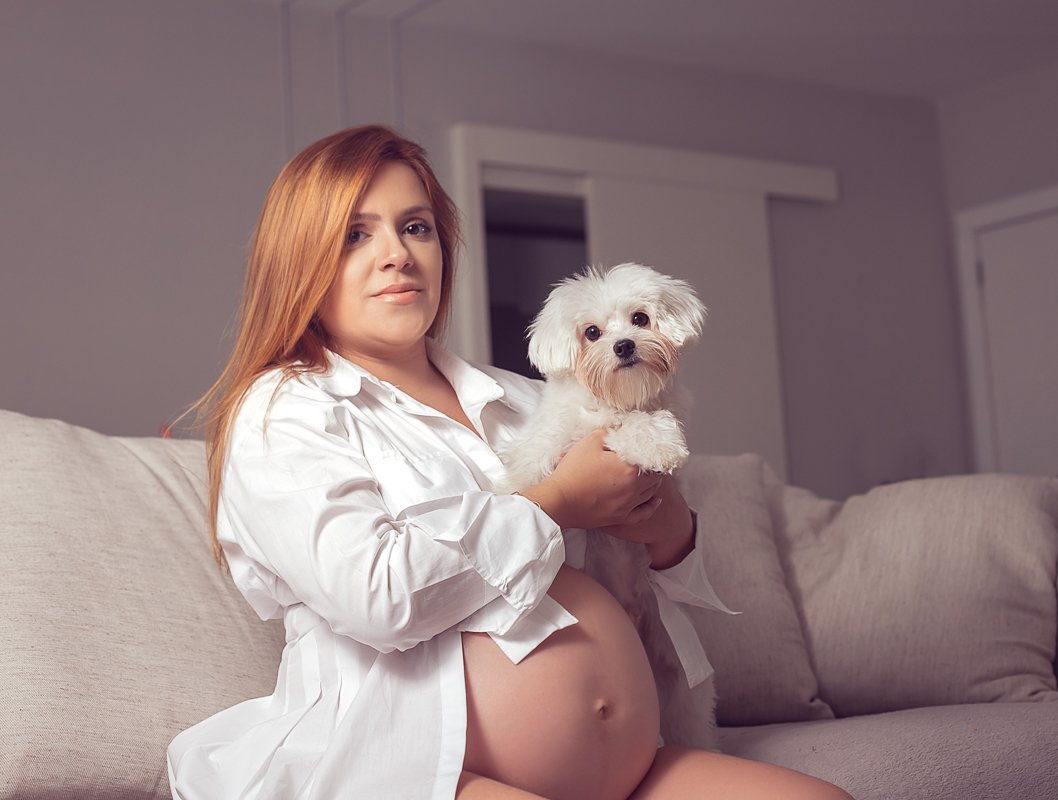 ensaio de gestante fotográfico em casa-intimista-recreio dos bandeirantes-com cachorro de estimação