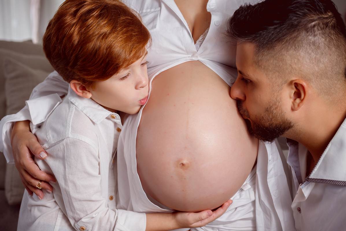 ensaio de gestante fotográfico em casa-intimista-recreio dos bandeirantes-estimação-afeto-carinho