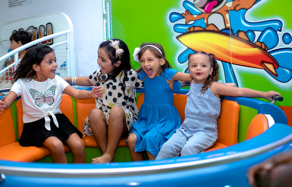 brincadeiras-roda-roda-brinquedos-aniversário da Lavínia-dia de Cinderela- casa de festas uau kids-rj