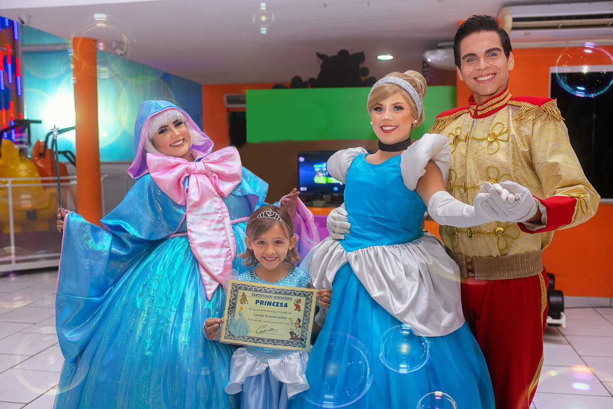 fada madrinha-cinderela-personagens vivos-casa de festas uau kids-5 anos da Lavínia-taquara-diploma de princesa