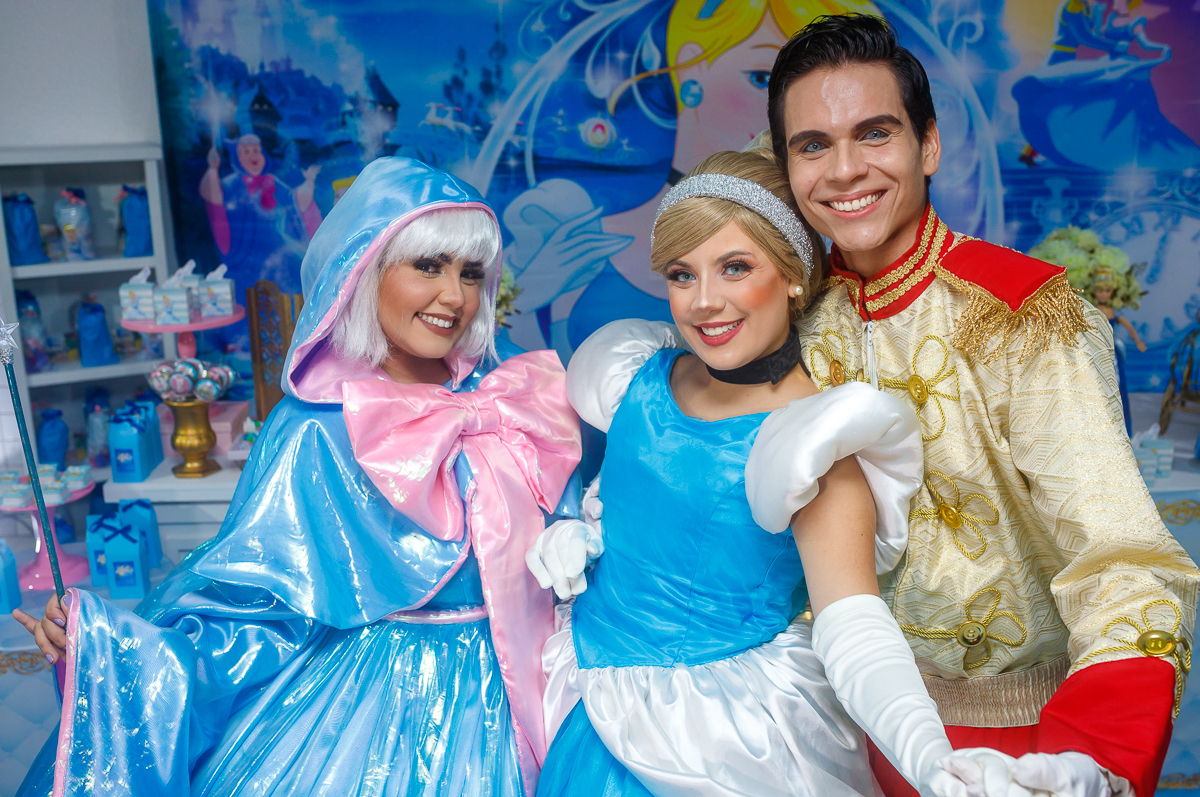 personagens vivos no aniversário 5 naos da Lavínia-Cinderela-fada madrinha e príncipe-rj