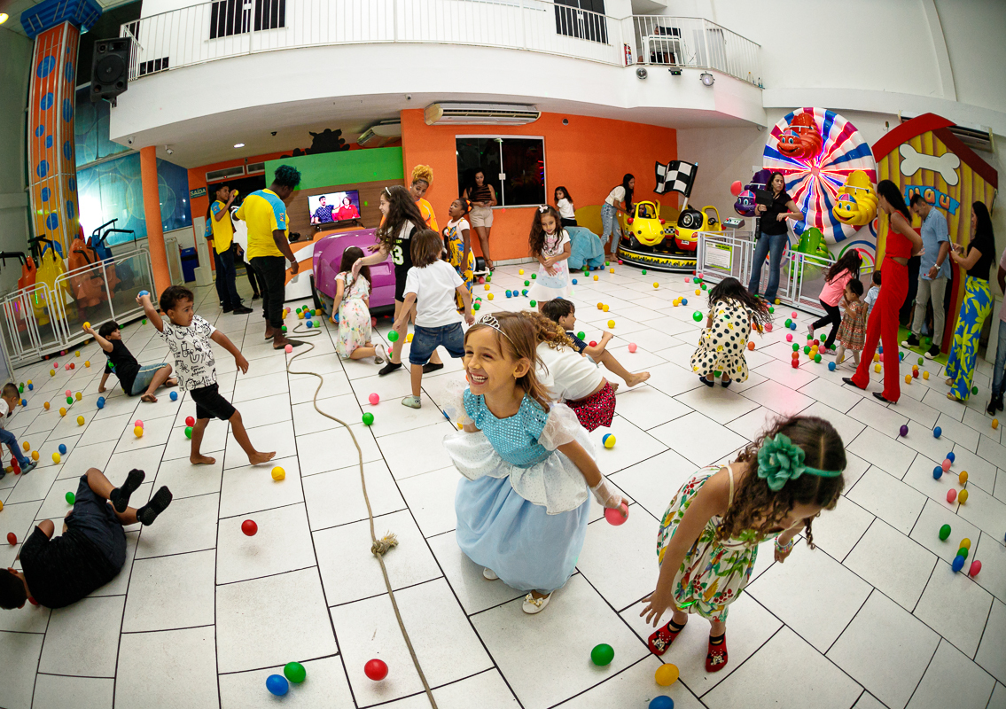brincadeiras com tio Bruno na casa de festas uau kids-5 anos da Lavínia-taquara-rj