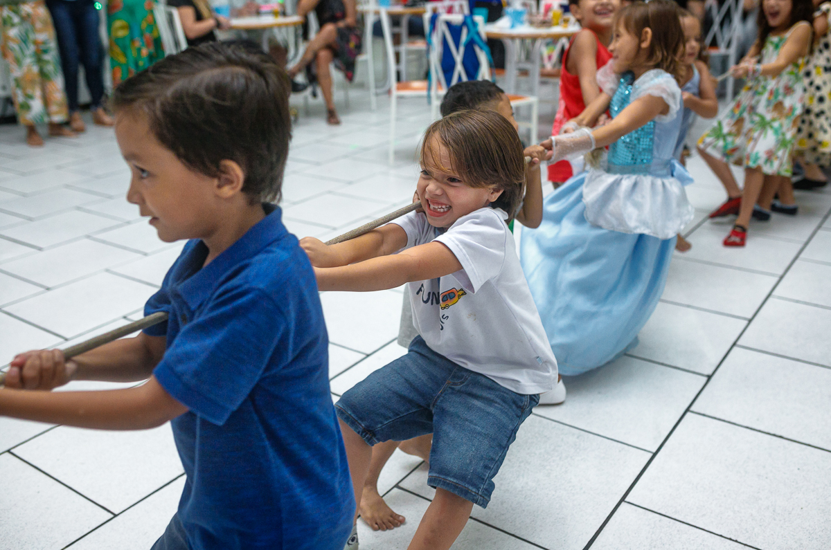 cabo de guerra-brincadeira de criança-fotógrafo festas infantis-casa de festas uau kids-Taquara-rj