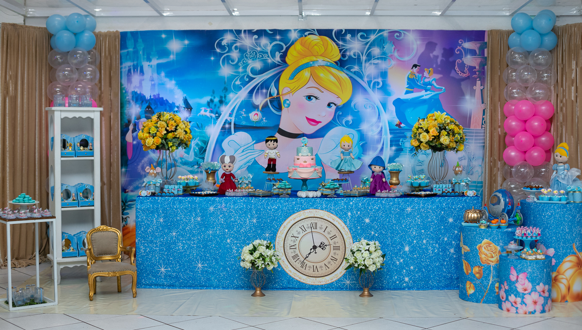 Maria Clara comemorando seus 9 anos em sua festa da Cinderela em Casa de Festas Mundo colirido