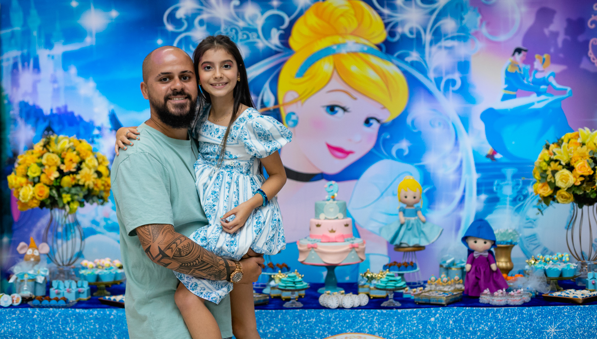 Maria Clara e seu padrinho em casa de festas-mundo colorido-Taqura-rj