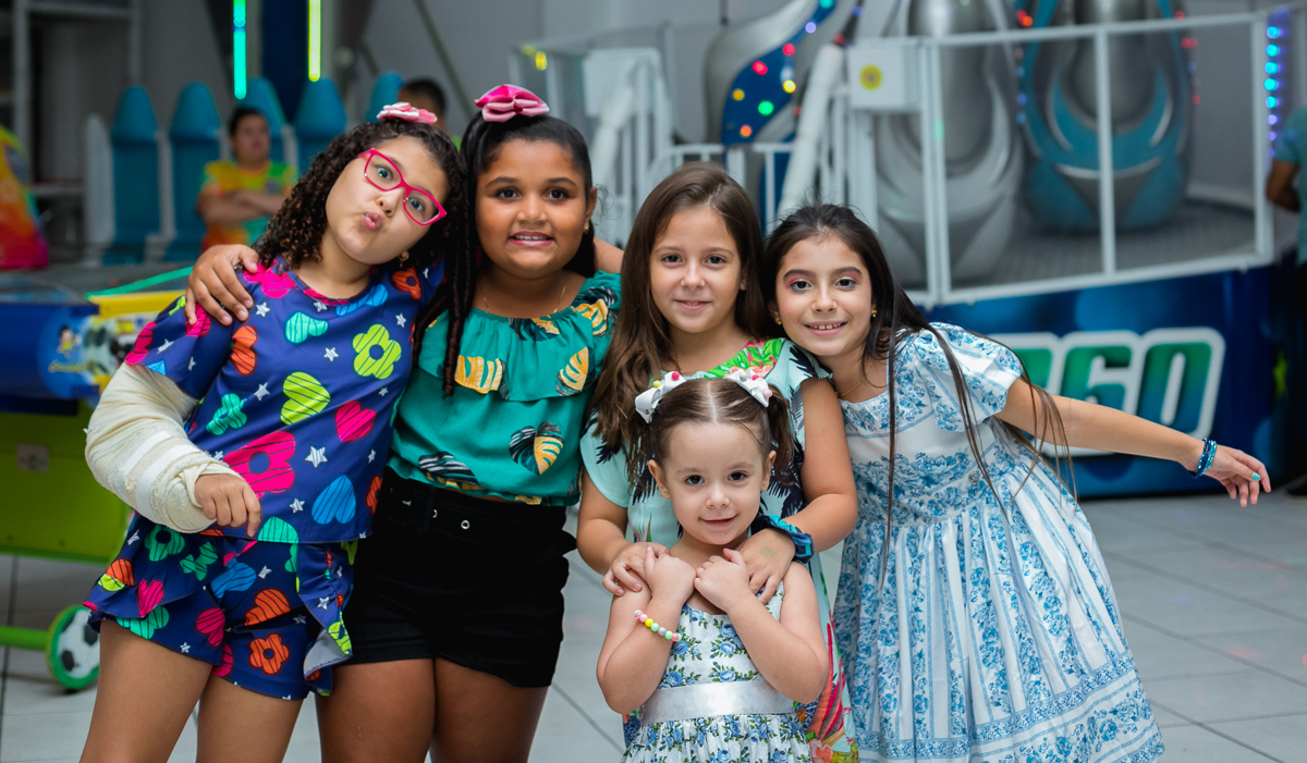 amigas da escola em aniversário de 9 anos maria clara-casa de festas-mundo colorido